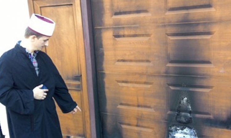 Zapaljena vrata džamije u Subotici