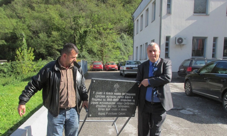 Radikalima vraćena spomen-ploča koju su planirali postaviti u Srebrenici