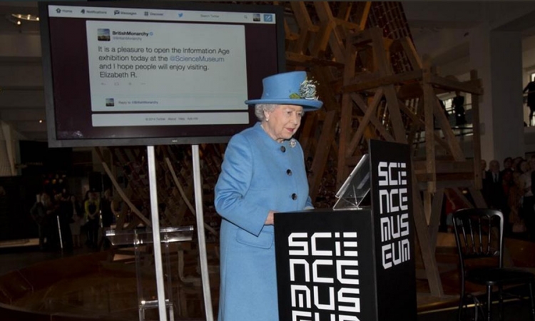Kraljica Elizabeta II poslala svoj prvi "tvit"