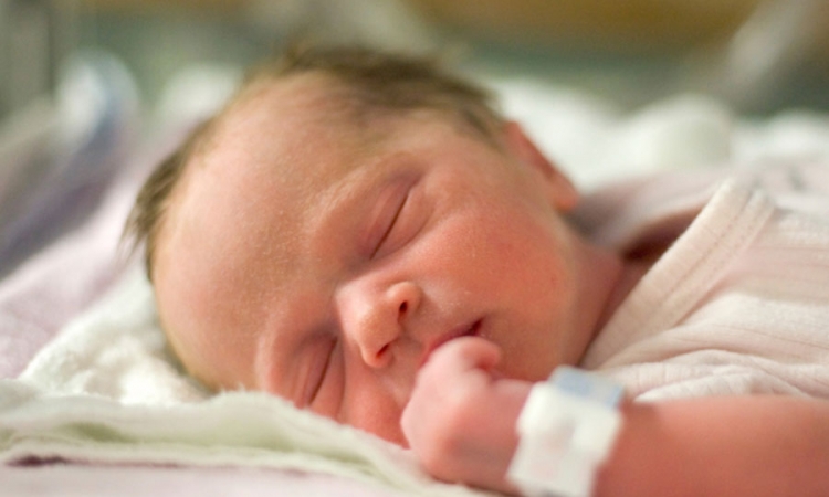 Šta bebe rade tokom prvog sata života?