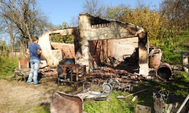 U požaru kod Banjaluke uništeno 1.500 litara rakije