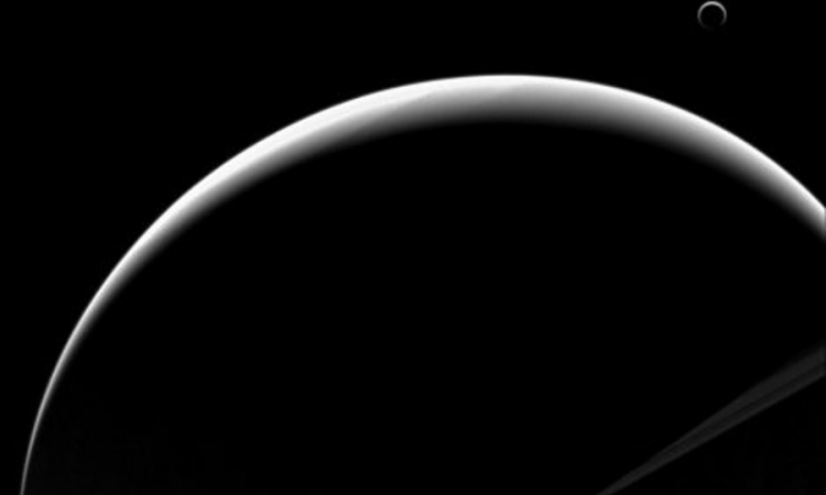 Srp Saturna i Titana na novoj fotografiji "Kasinija"