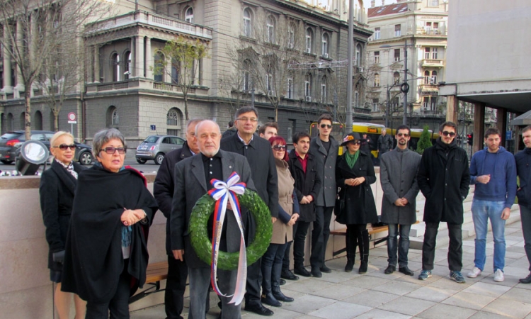 Srpski glumci položili vijenac na spomenik caru Nikolaju