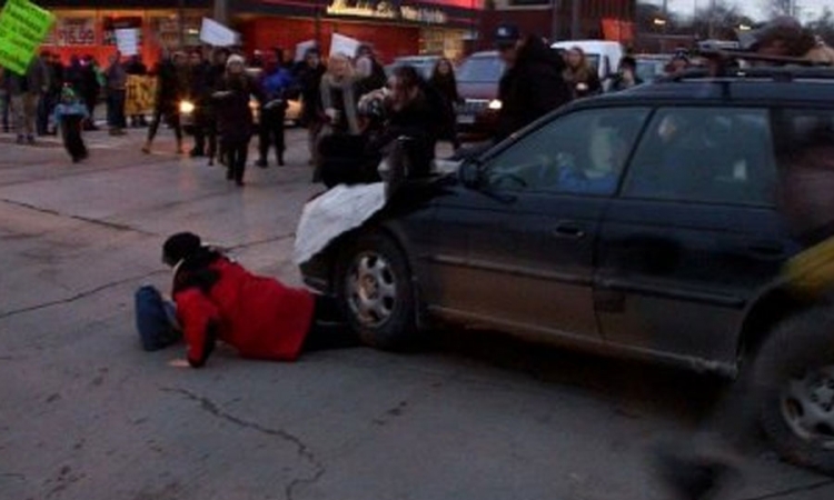 Automobilom uletio među demonstrante