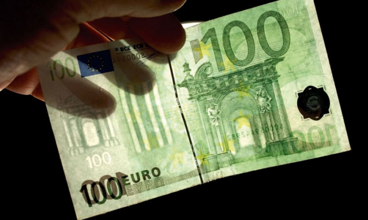 "Usitnili" 100 lažnih evra u crkvi