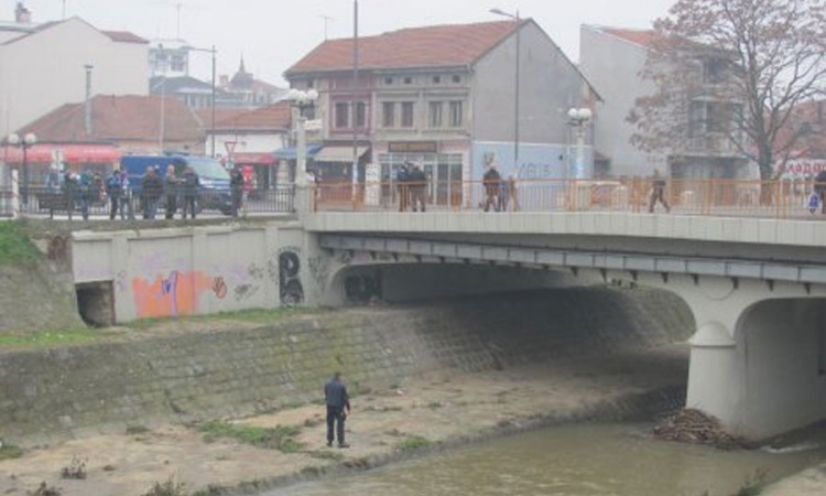 Muškarac skočio sa mosta u centru grada