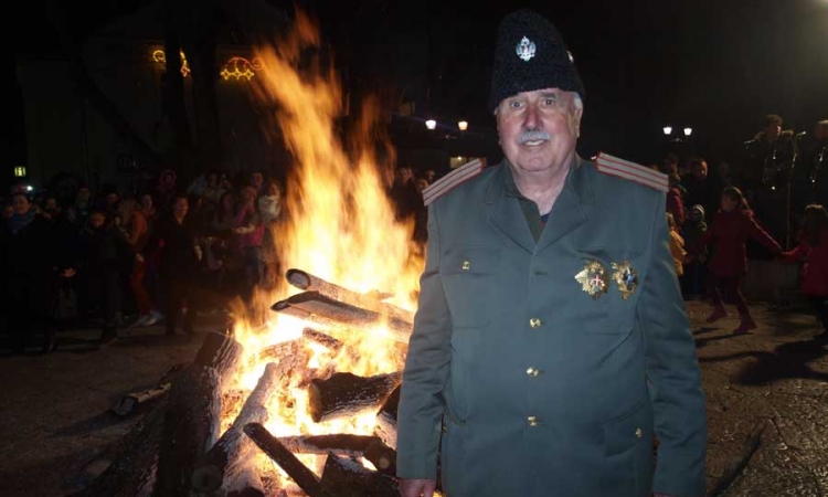 Vučurević u uniformi i sa kokardom na glavi čeka Božić