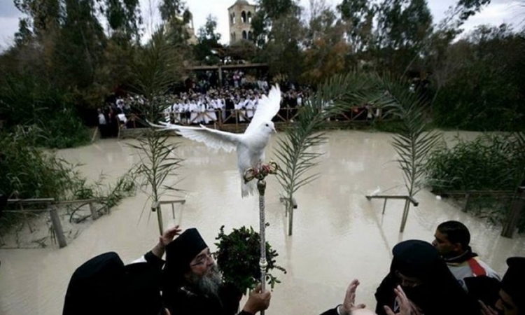 Veliko čudo na rijeci Jordan: Na žezlo patrijarha Teofila sletio bijeli golub