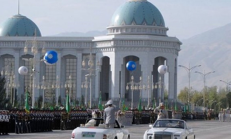 Turkmenistan zabranio crne automobile