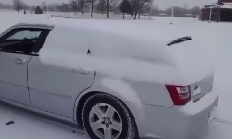 Ovako Rusi čiste snijeg s automobila