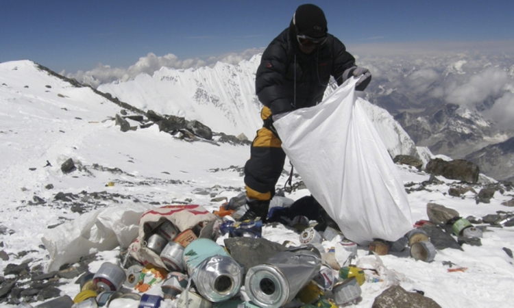 Mont Everest postao "fekalna bomba"