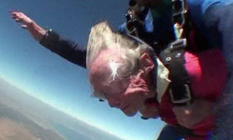 Skok padobranom i ronjenje s ajkulama za 100. rođendan