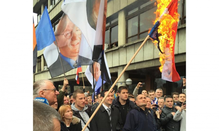 Šešelj zapalio zastavu Hrvatske