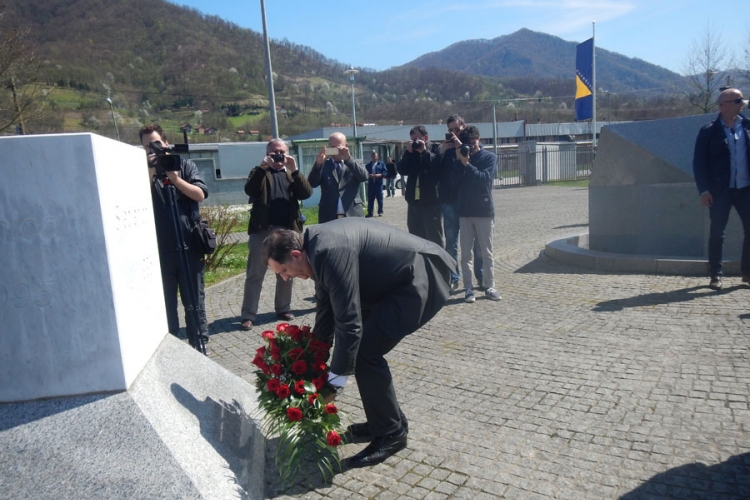 Dodik odao poštu stradalim Srebreničanima