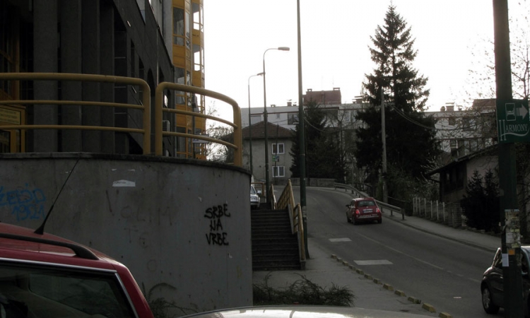 Na Grbavici grafit "Srbe na vrbe"