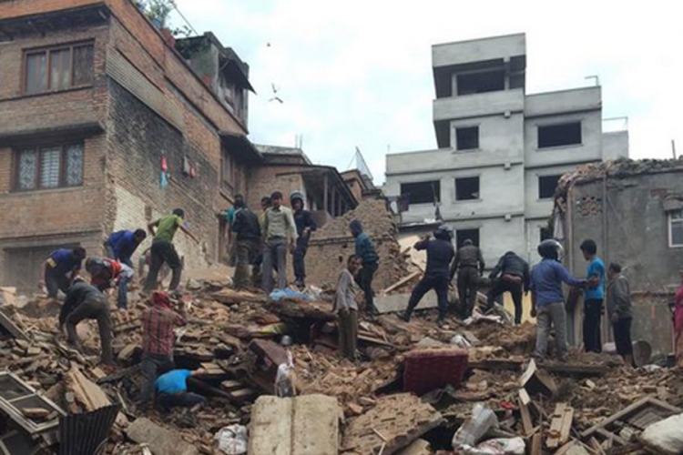 Rušile se zgrade u Nepalu, tresao se i Nju Delhi
