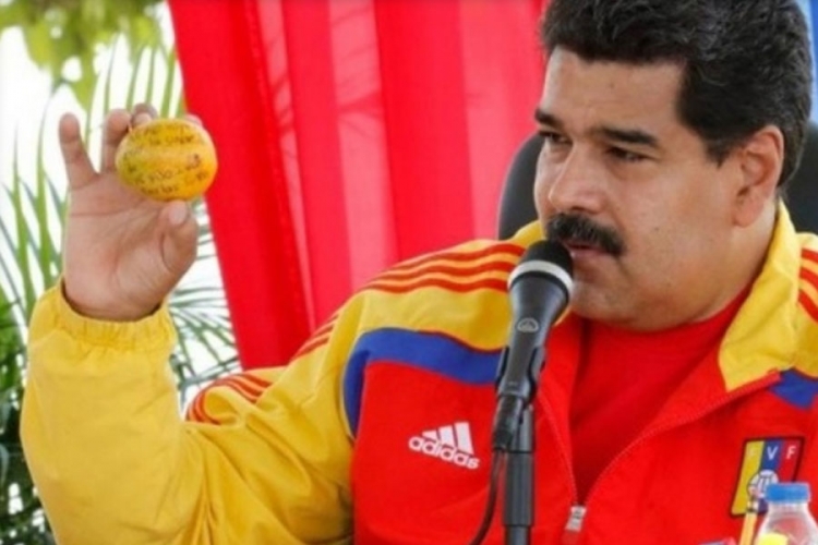 Predsjednika Venecuele pogodila mangom u glavu, on joj obećao novu kuću