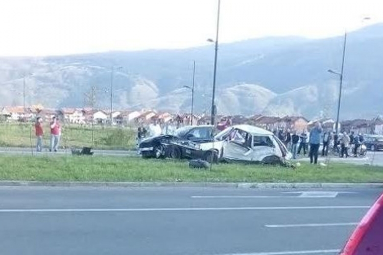 Sudar dva vozila u Sarajevu, jedna osoba teško povrijeđena