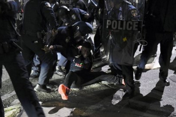 Amerika na ulicama: Hiljade protestanata gađalo policajce limenkama i flašama