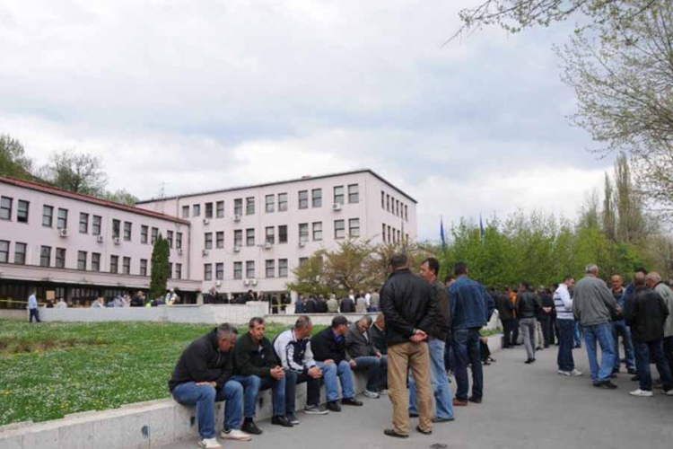 Radnici "Krivaje" pred zgradom Vlade