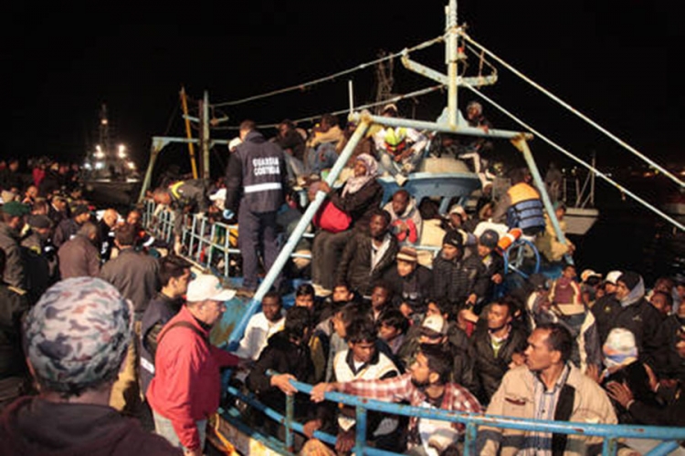 Presretnut brod sa 585 migranata