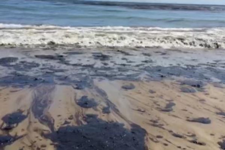 Izlilo se 79.500 litara nafte u okean kod obala Kalifornije
