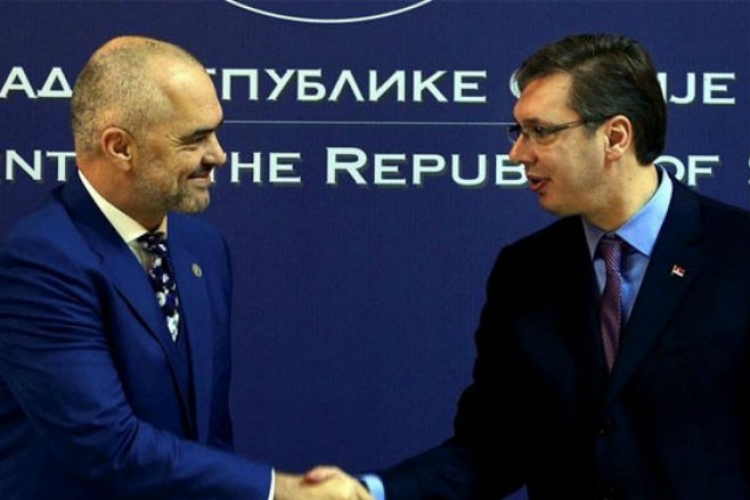 Vučić doputovao u Tiranu, mjere bezbjednosti na najvišem nivou