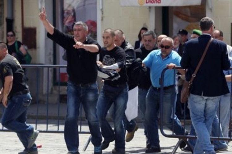 Okršaj na Markovom trgu, veterani bacali baklje na policajce