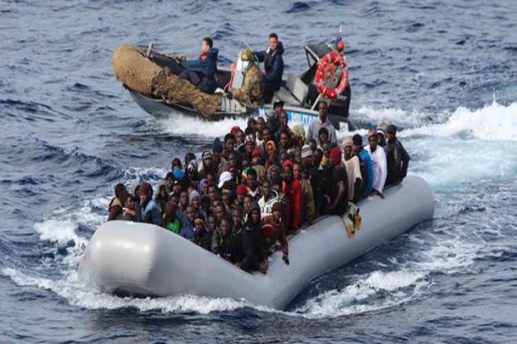 Mornarica pronašla brod sa 727 migranata