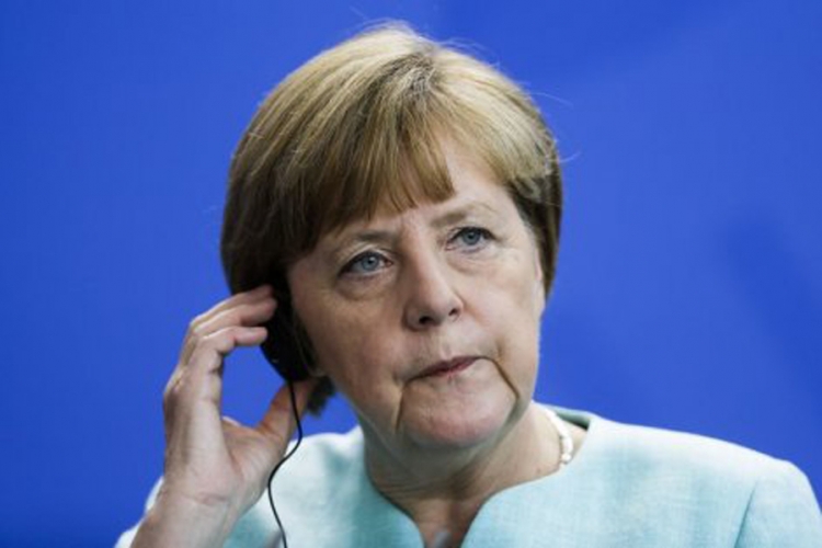 Merkel: Nema pregovora o sporazumu prije referenduma u Grčkoj