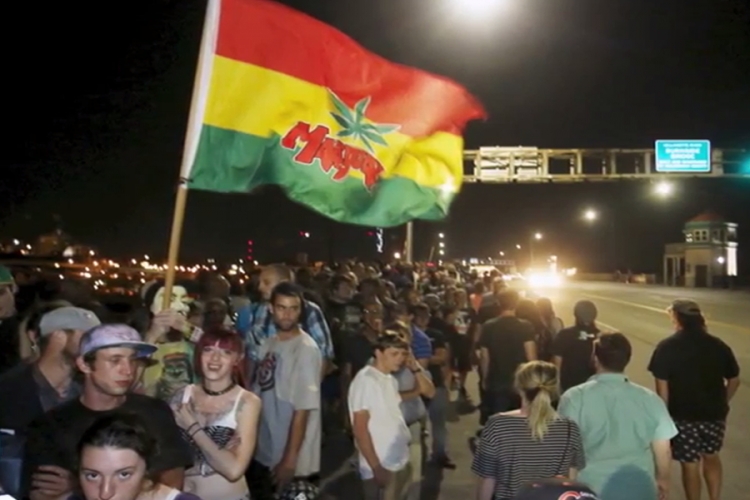 Čekali ponoć da marihuana postane legalna pa masovno pušili (VIDEO)