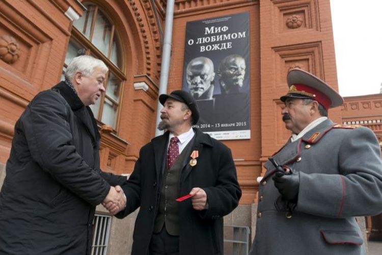 Potukli se Staljin i Lenjin na sred Moskve