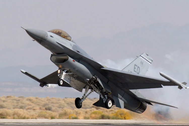 SAD: Sudar F-16 i malog aviona