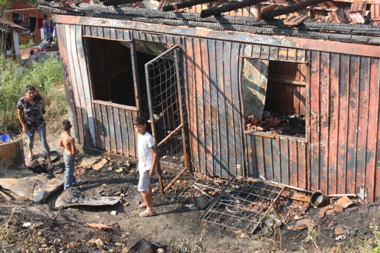 U požaru stradala Kadira Aljić, brat i sestra se provukli kroz rešetku