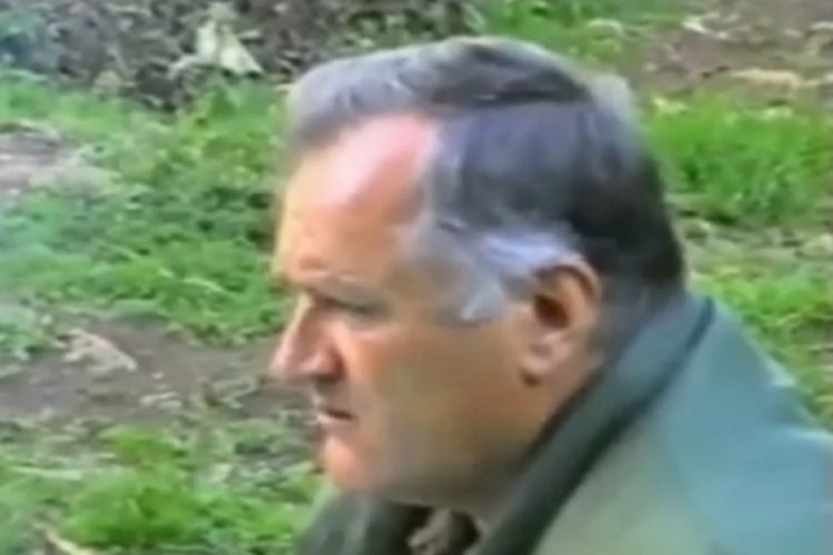 Skrivani snimak iz 1995: Mladić spasava civile u Žepi (VIDEO)