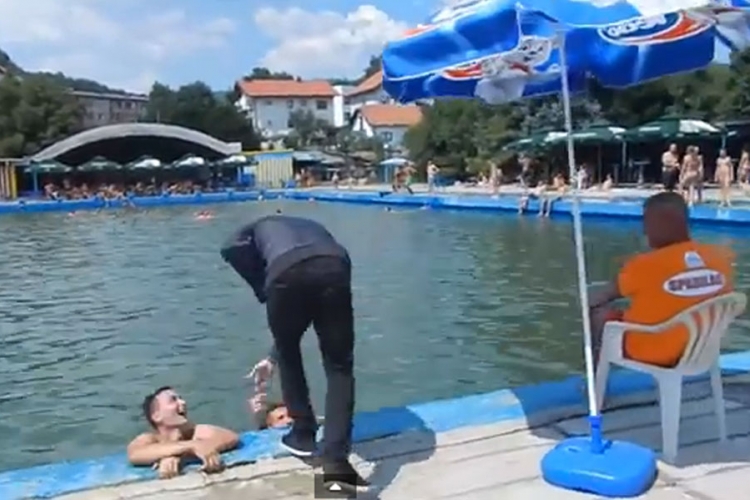Čovjek u bundi na bazenu - eksperiment ili plagijat? (VIDEO)