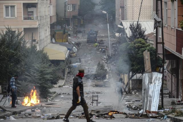 Haos u Istanbulu: Molotovljevi, vodeni topovi (FOTO)