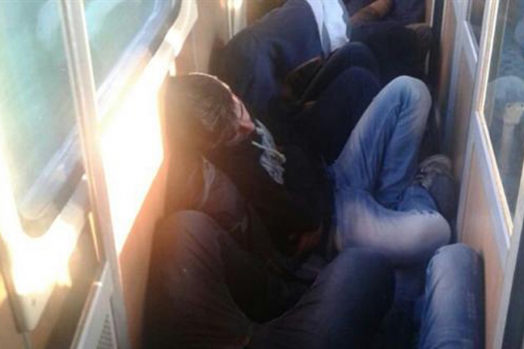 Migranti kao sardine putuju za Beograd (FOTO)