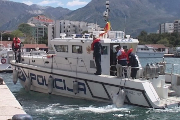 Crna Gora: Policajci napravili žurku u patrolnom čamcu
