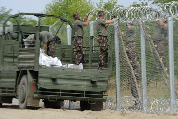 Mađarska: Nakon vojske, ogradu protiv migranata dižu i građani