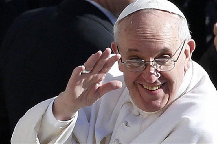 Papa smijenio svog ličnog ljekara