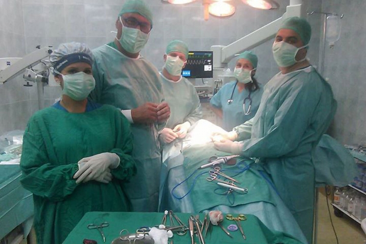 Hirurg bez rukavica zapanjio javnost