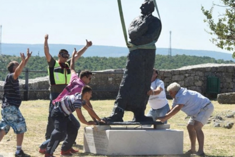 Tuđmanov kip "sletio" u Knin