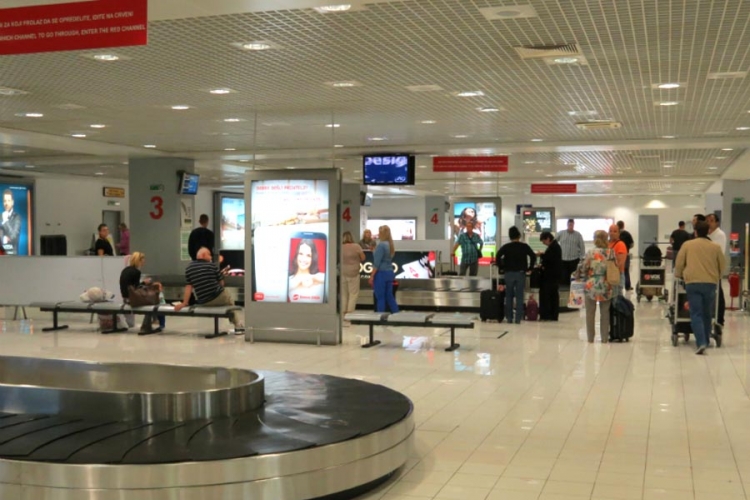 Putnici preko 13 sati čekaju da polete iz Beograda za Hurgadu