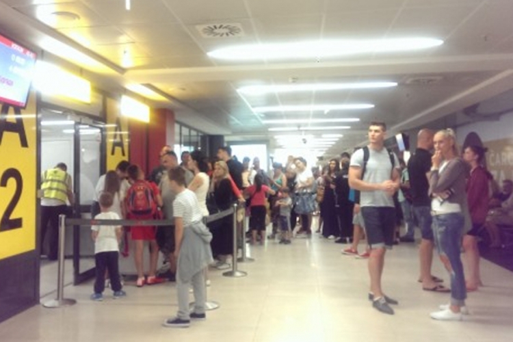 Završena drama na beogradskom aerodromu: Putnici u avionu za Hurgadu