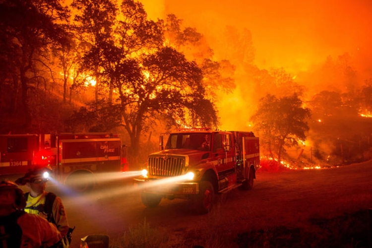 Žestoka borba vatrogasaca sa vatrenom stihijom u Kaliforniji
