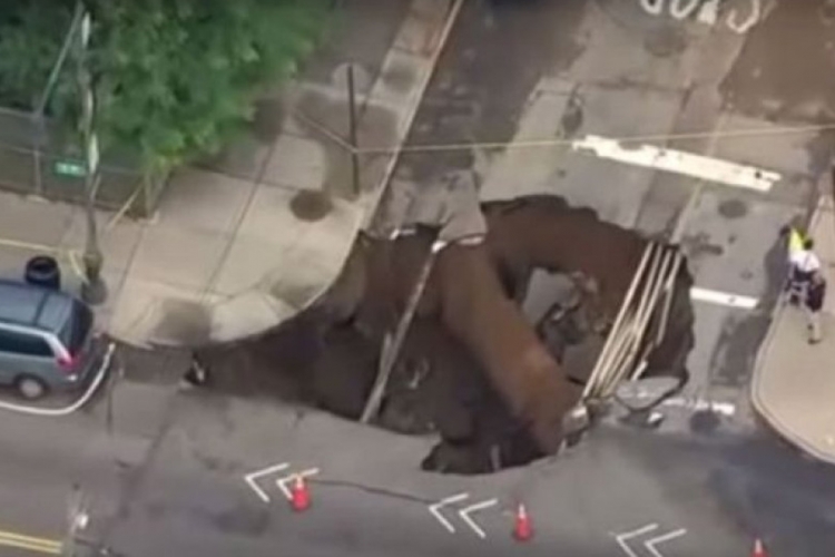 Ogromna rupa progutala raskrsnicu na Petoj aveniji (VIDEO)