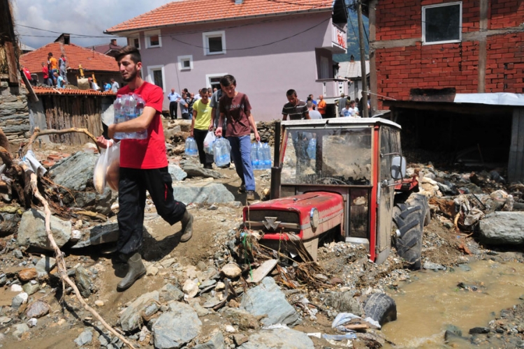 Dan žalosti u Tetovu, nastavlja se potraga za nestalim nakon poplava (FOTO)