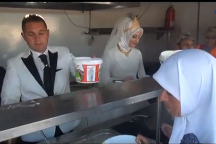 Mladenci iz Turske na vjenčanju ugostili izbjeglice iz Sirije (VIDEO)
