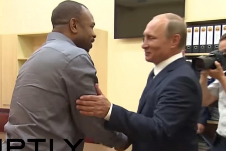 Legendarni bokser Roj Džons Džunior tražio pasoš od Putina (VIDEO)